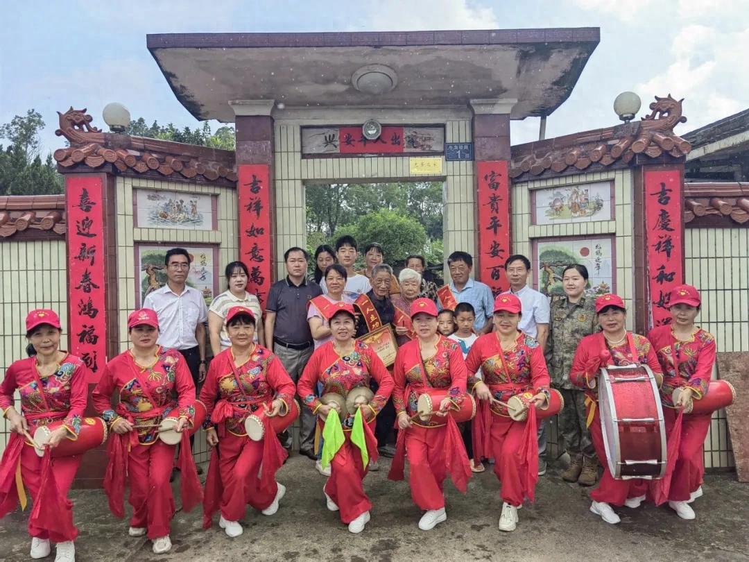 喜報(bào)敲鑼打鼓送到家！連城三等功+2！